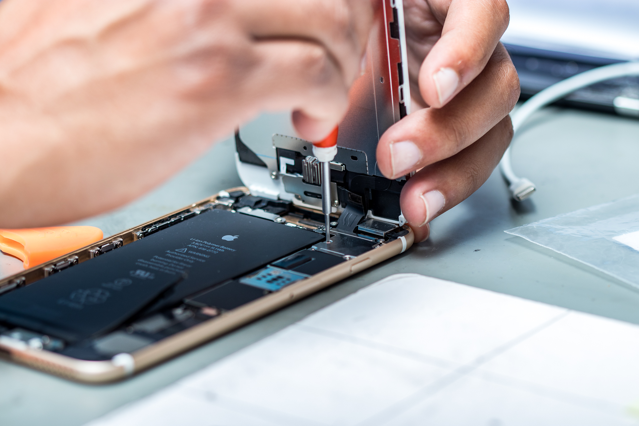 How to Save Money with Cell Phone Battery Repair Services